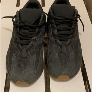 Yeezy Boost 700 utility black size 9